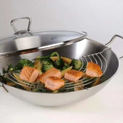 Fissler Edelstahl-Wok mit Deckel und Dämpfeinsatz zum schonenden Garen von Lachs, Brokkoli und Ananas für gesunde Ergebnisse.