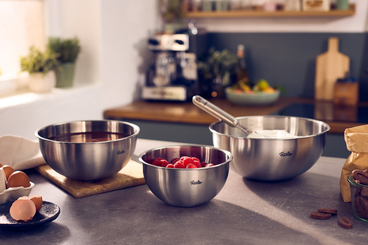 Drei bruchsichere Fissler Essential® 16cm Schüsseln mit Teig, Himbeeren & Sahne - langlebige Qualität, Made in Germany.