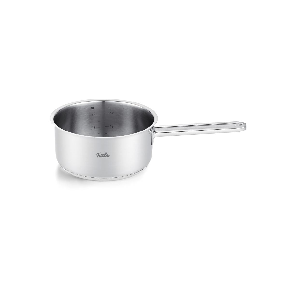 Fissler Viseo® Pro Edelstahlkasserolle mit langem Griff, Glasdeckel und Markierungen - zeitlose deutsche Qualität auf weißem Grund.