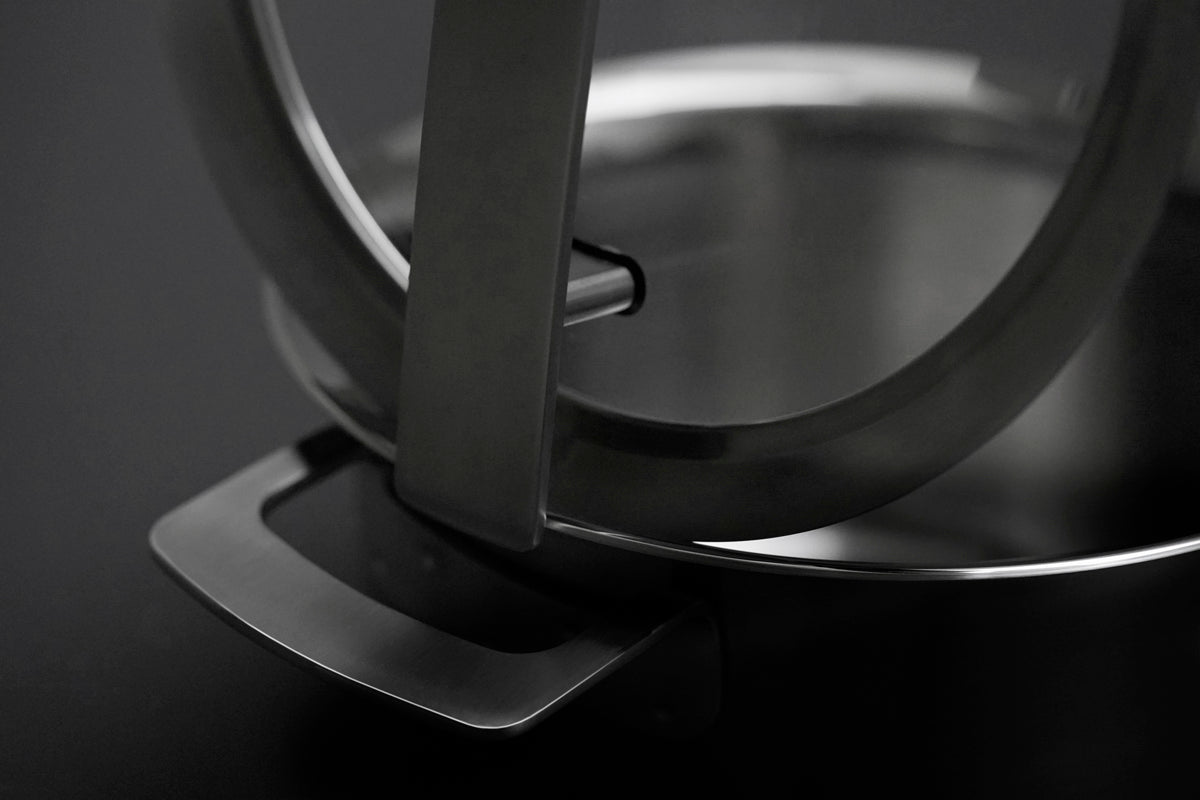 Nahaufnahme eines hohen Edelstahltopfs aus der Fissler Phi Collection® mit Glasdeckel und eckigem Griff – Präzision, Langlebigkeit, zeitloses Design.