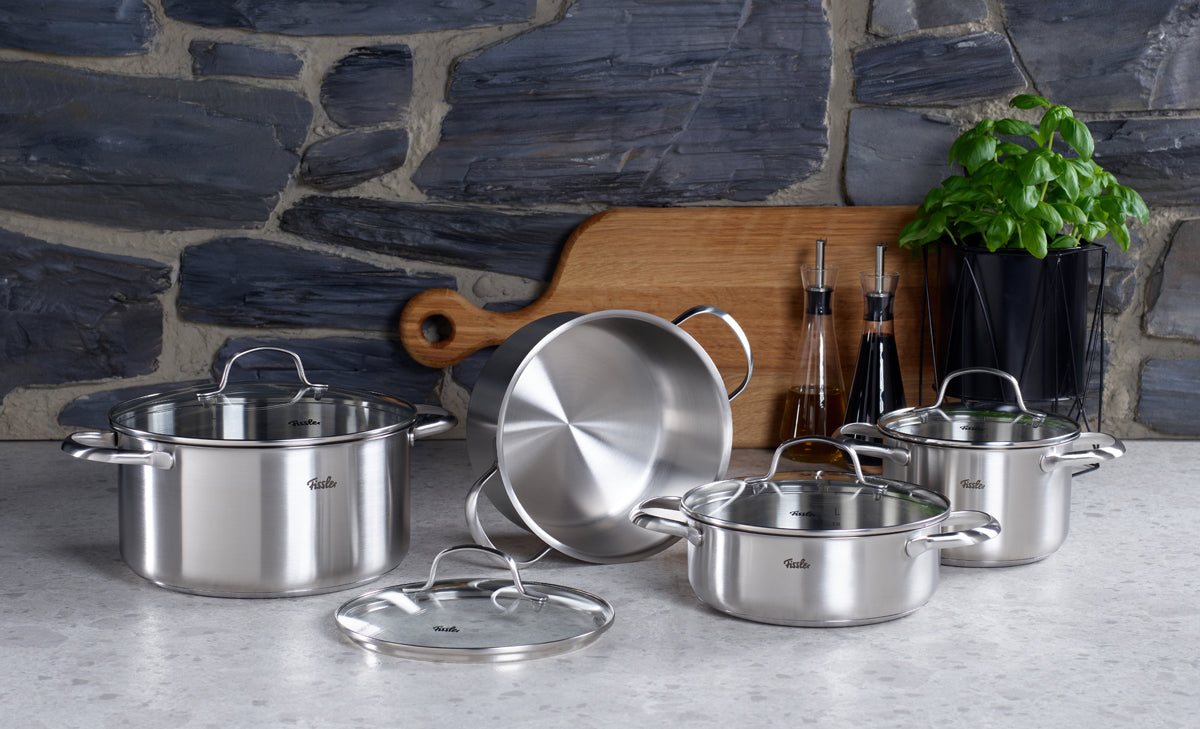 Fissler San Francisco Topf-Set: 3 hochwertige Töpfe mit Glasdeckeln und superthermischem Boden, auf einer stilvollen Küchentheke. Hergestellt in Deutschland.