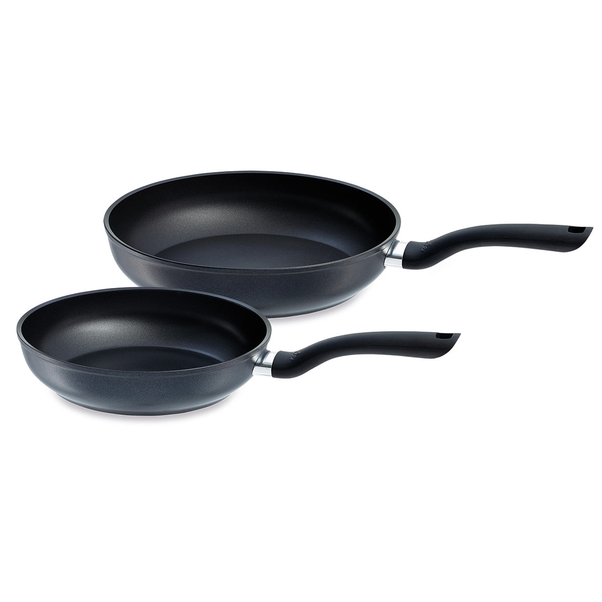 Zwei hochwertige schwarze Antihaft-Pfannen aus dem 2-teiligen Fissler Cenit® Induktions-Pfannenset (24 cm & 28 cm) – eine große und eine kleine – sind elegant nebeneinander auf weißem Hintergrund angeordnet. Ausgestattet mit der für Fissler typischen hochwertigen Antihaftbeschichtung und ergonomisch geschwungenen Griffen stehen diese in Deutschland hergestellten Pfannen für Präzision, Innovation und Langlebigkeit – für müheloses Kochen und einfache Reinigung. Ideal für Induktionskochfelder und alle