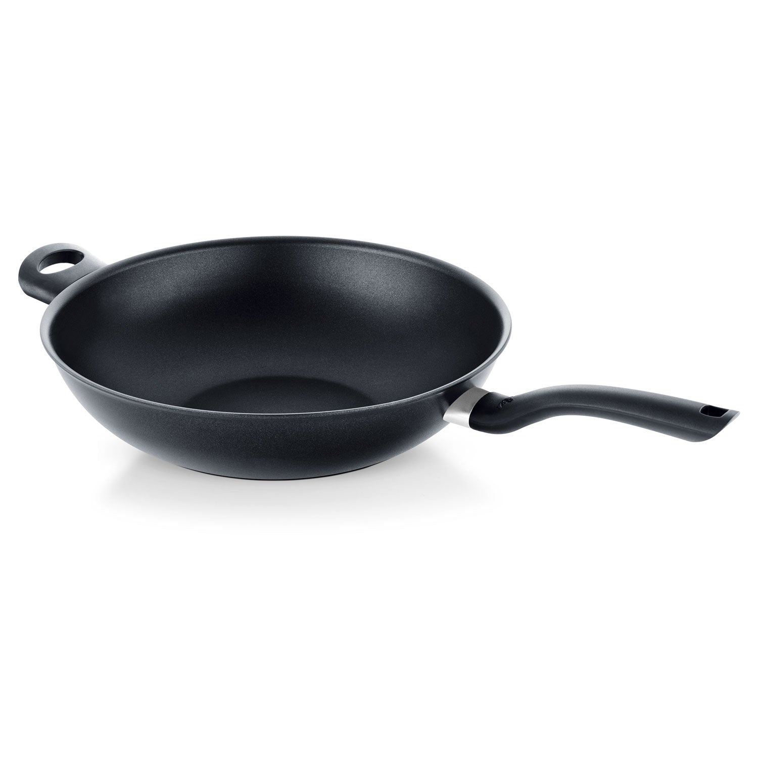 Fissler Cenit® Wok 32 cm, ohne Induktion, Antihaftbeschichtung, ergonomische Griffe, zeitloses Design vor weißem Hintergrund.