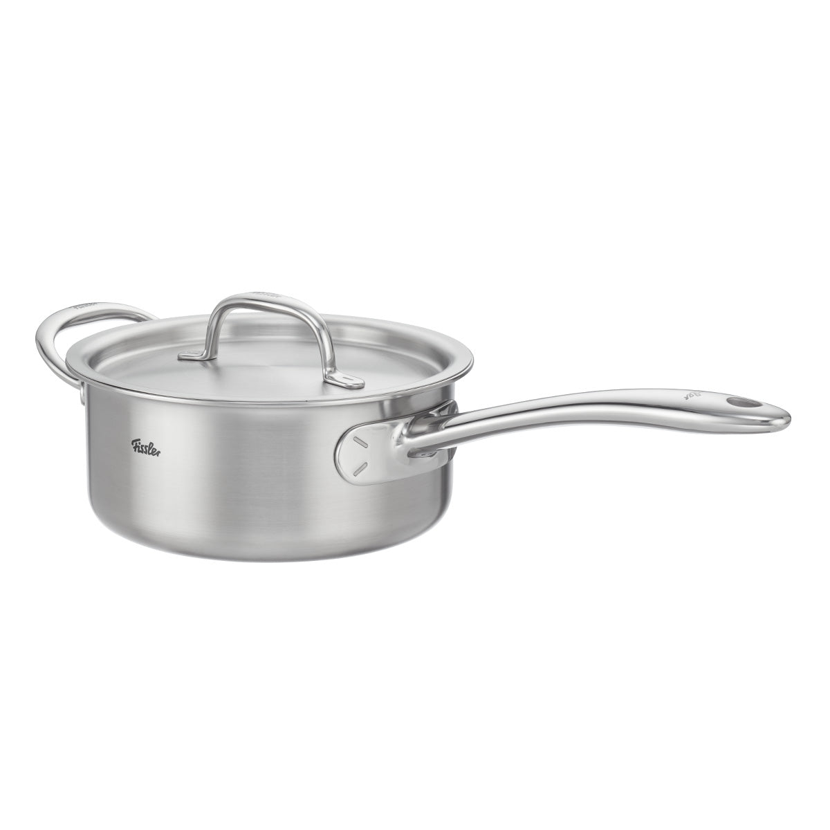 Fissler M5 Pro-Ply Stielkasserolle: deutscher Präzisions-Edelstahltopf, Deckel, spülmaschinengeeignet, auf weißem Grund.