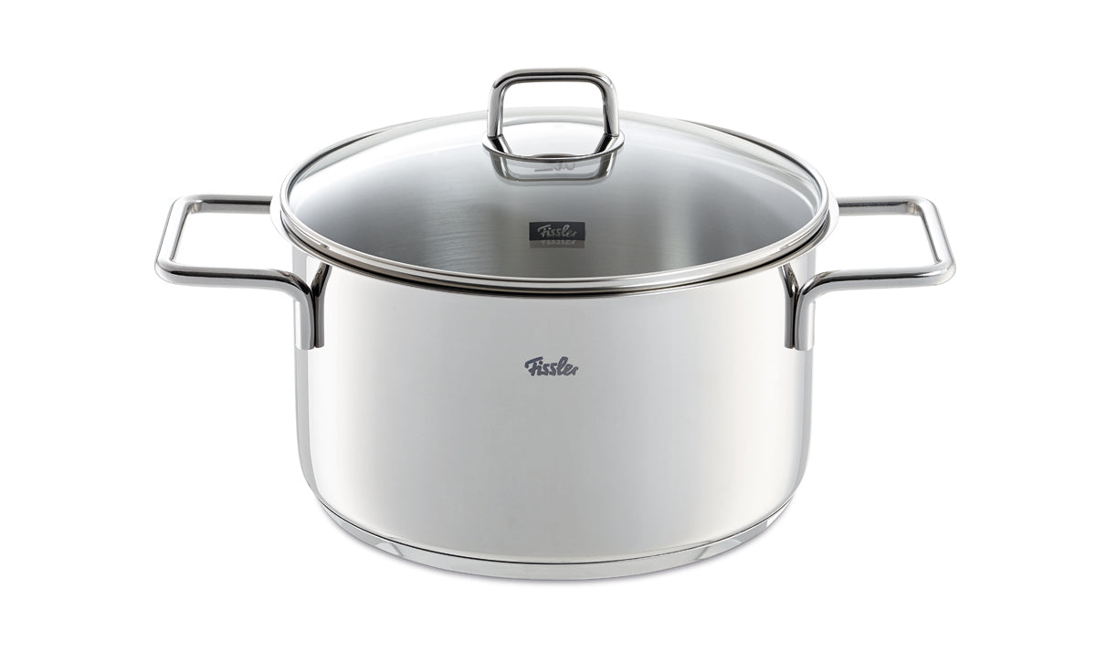 Fissler LumiTherm 5-tlg. Topfset mit Glasdeckeln aus hochwertigem Edelstahl, zeitloses deutsches Design, präzisionsgefertigt auf weißem Grund.