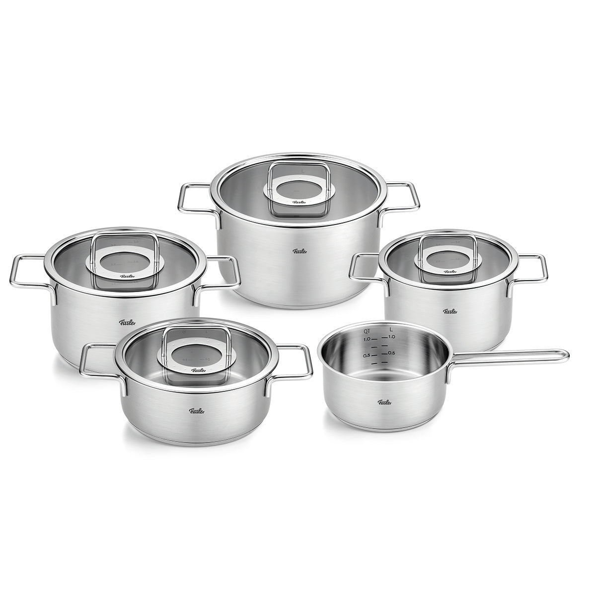 Fissler Pure Collection® 5-teiliges Topfset aus recyceltem Edelstahl mit Glasdeckeln, Metallgriffen und Markierungen, auf weißem Hintergrund.
