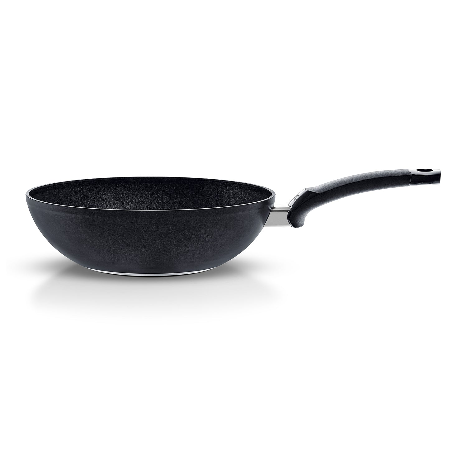 Der Fissler Adamant® Wok mit strapazierfähiger Antihaftbeschichtung, gebogenem Griff und zeitlosem schwarzen Design hebt sich von einem weißen Hintergrund ab.