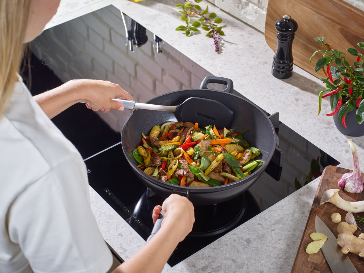 Kochen Sie lebendige Pfannengerichte in einem Fissler Adamant® Wok, der Präzision und langlebige Antihaft-Innovation aus deutscher Produktion bietet.