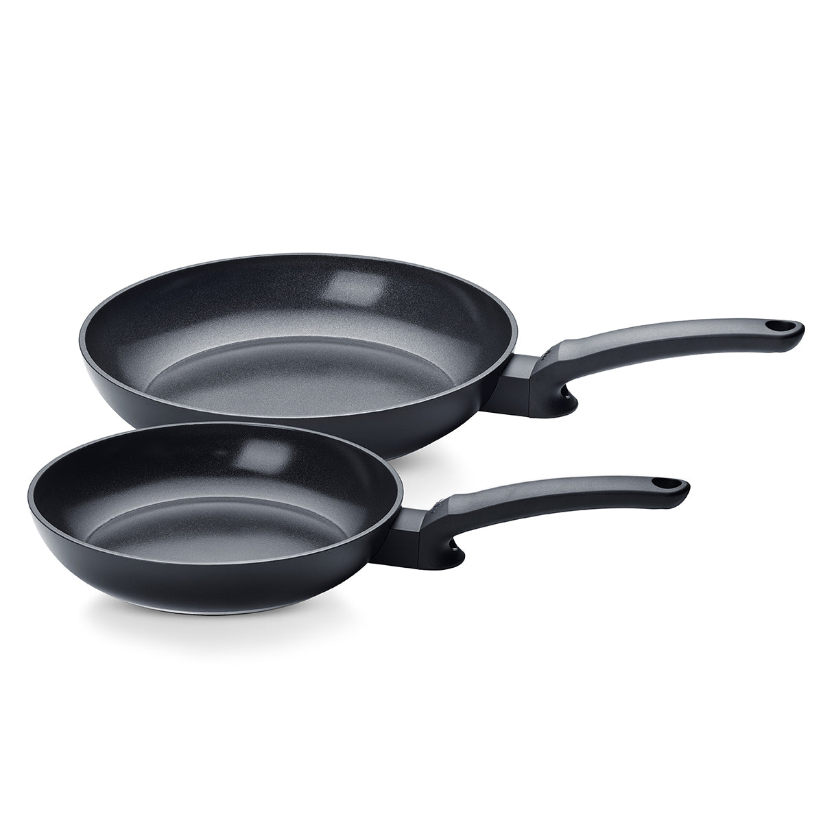 Zwei Fissler Ceratal® Evo Classic Pfannen (24 cm & 28 cm), mit langen Griffen, keramische Beschichtung. Präzision made in Germany.