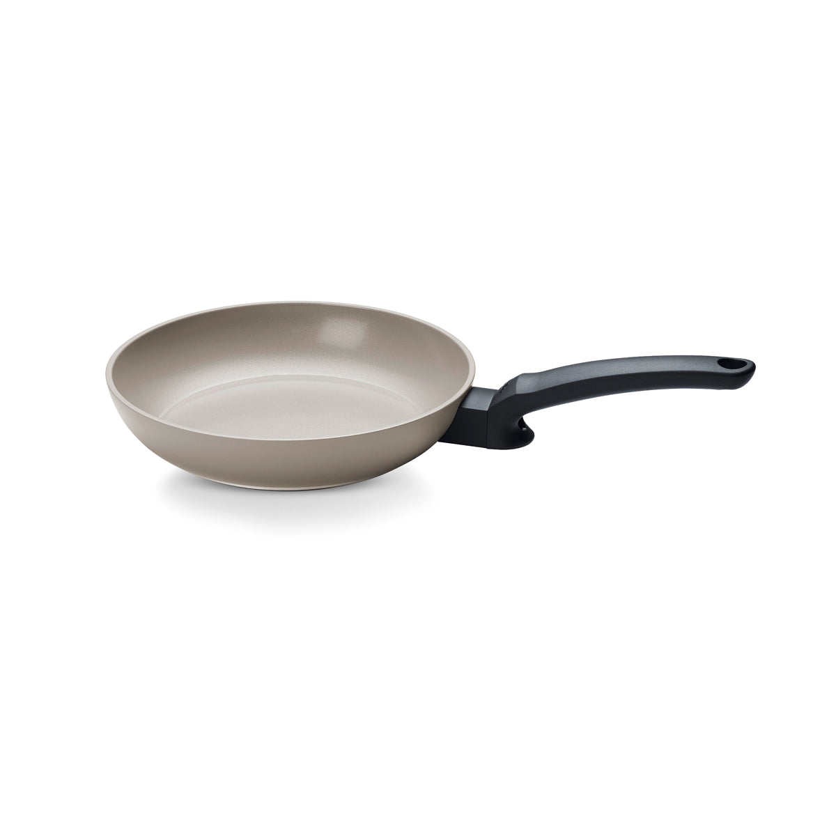Die beige Ceratal® Evo Classic Pfanne von Fissler mit schwarzem Griff, PFAS-frei, vor weißem Hintergrund. Hergestellt in Deutschland.
