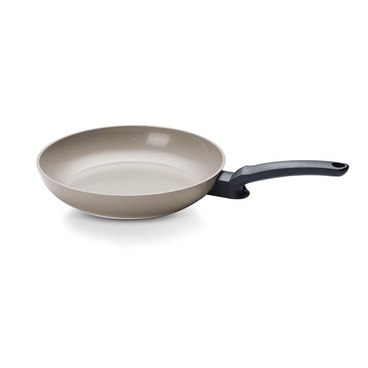 Fissler Ceratal® Evo Classic 2-teiliges Pfannenset (24 cm & 28 cm) in beige mit keramischer Antihaftbeschichtung, schwarze Griffe. Hergestellt in Deutschland.