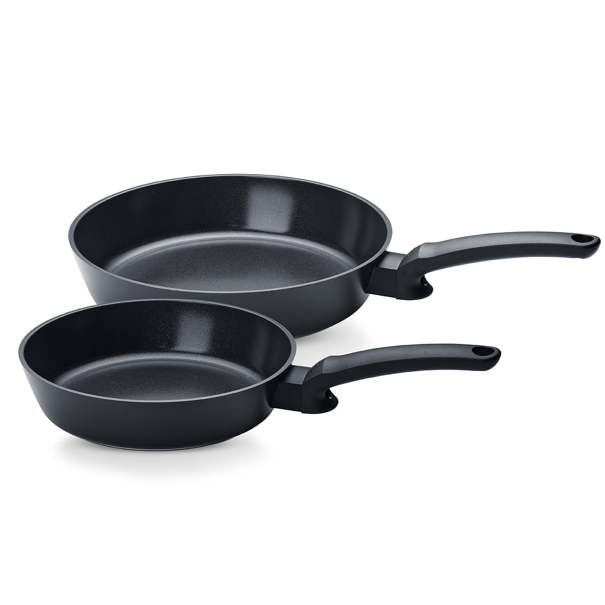 Zwei Fissler Ceratal® Evo Comfort-Pfannen (24 cm und 28 cm), hergestellt in Deutschland, mit Keramikbeschichtung, nebeneinander abgebildet.
