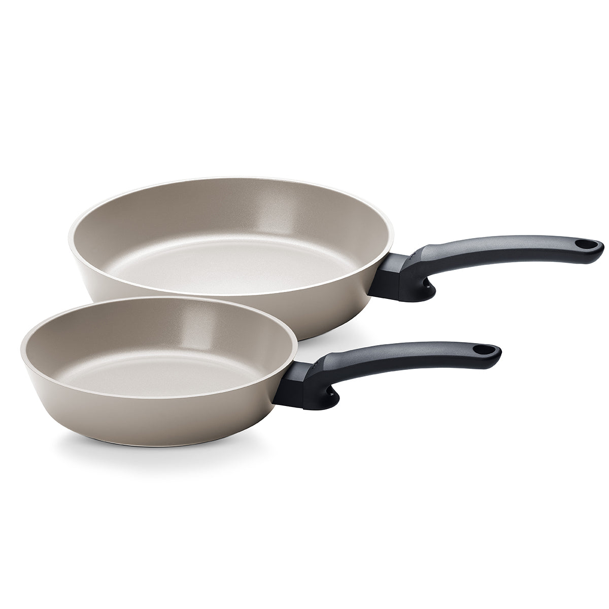 Das 2-teilige Pfannenset „Fissler Ceratal® Evo Comfort“ ist überlappend auf weißem Hintergrund abgebildet und umfasst zwei hochwertige beigefarbene Antihaft-Pfannen mit ergonomisch geformten schwarzen Griffen in den Größen 24 cm und 28 cm. Diese in Deutschland gefertigten Pfannen mit langlebiger Keramikbeschichtung verkörpern Fisslers Tradition von Präzisionstechnik, Innovation und zeitlosem Design.