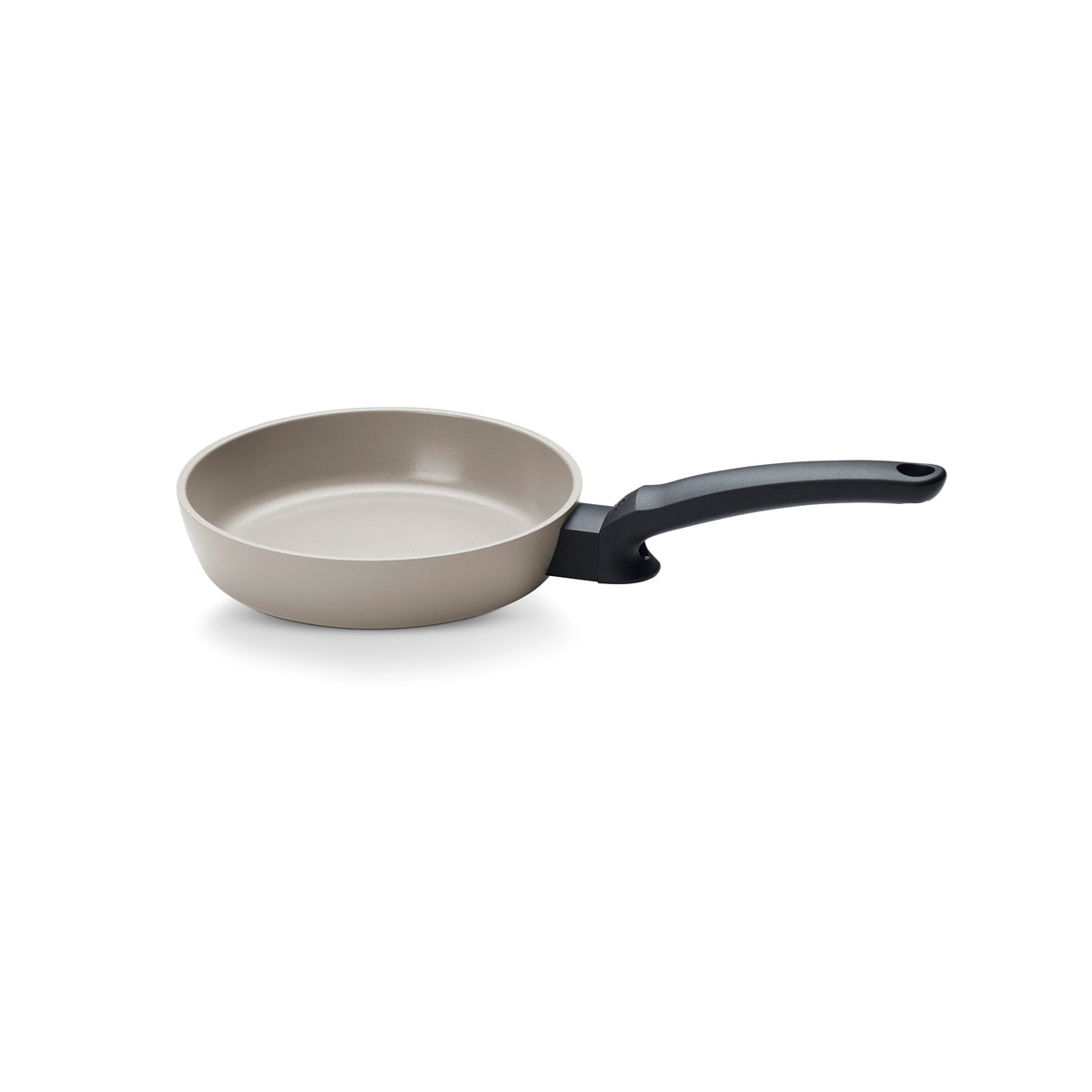 Erleben Sie deutsche Präzision mit der Fissler Ceratal® Evo Comfort Pfanne – beigefarbene Keramikpfanne, ergonomischer schwarzer Griff, absolute Langlebigkeit.