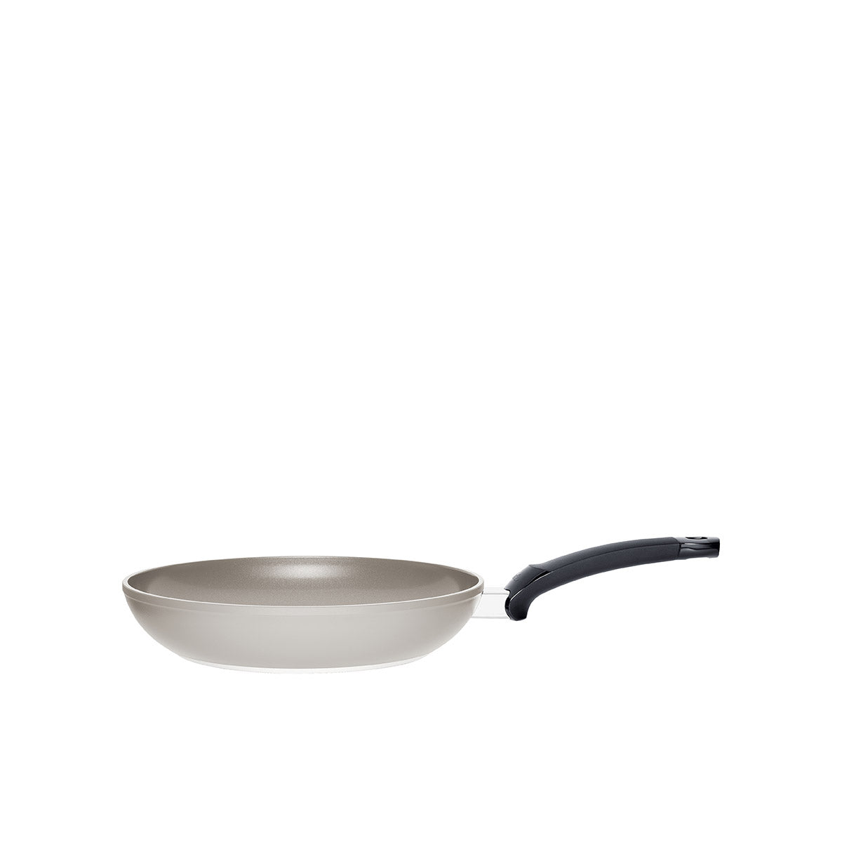 Fissler Ceratal® Classic Pfanne mit schwarzem Griff und PTFE-freier Keramikbeschichtung, leer auf weißem Grund dargestellt, Seitenansicht.