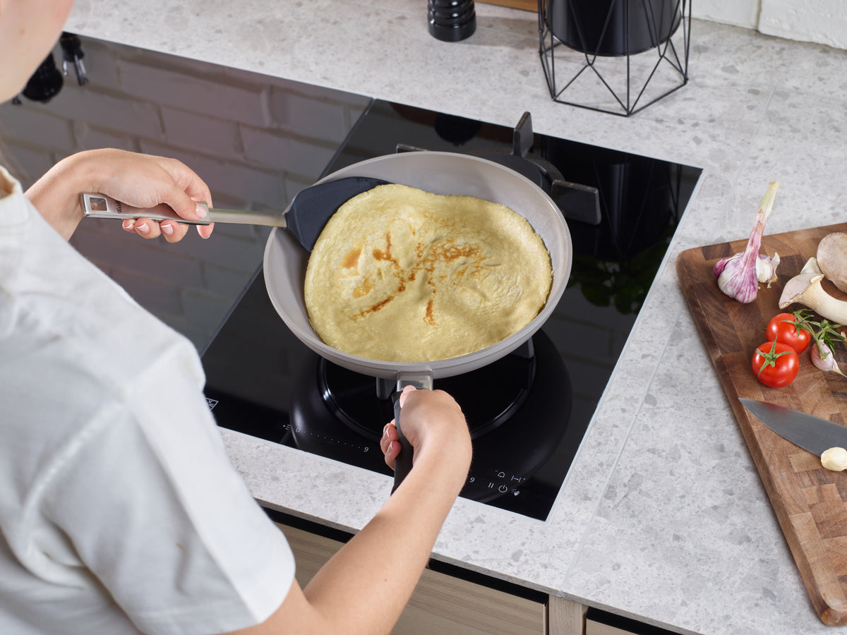 Wenden von Pfannkuchen in der Fissler Ceratal® Classic Pfanne, PTFE-frei und in Deutschland hergestellt für gesundes, innovatives Kochen.
