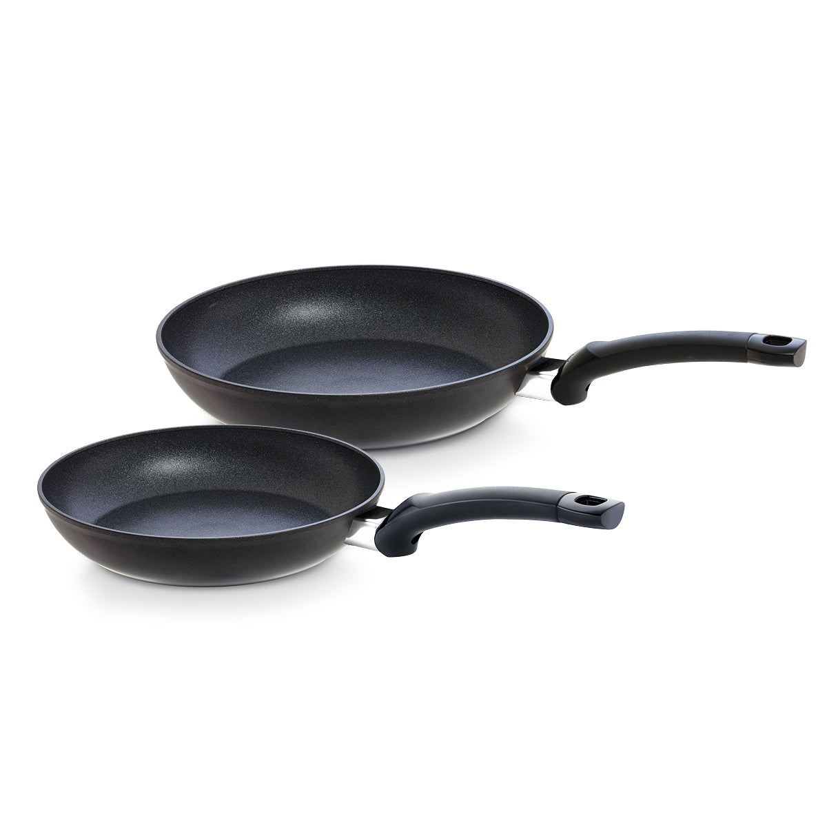 Fissler Adamant® Classic Pfannen (24 cm & 28 cm)-Premium-Antihaftpfannen, Made in Germany, nebeneinander auf weißem Grund.