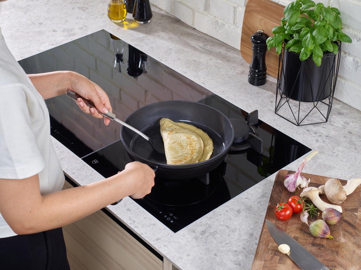 Ein Omelett in der Fissler Ceratal® Comfort Pfanne Orbitschwarz 28cm zubereiten, mit frischen Zutaten und deutschem Premium-Design in der Nähe.