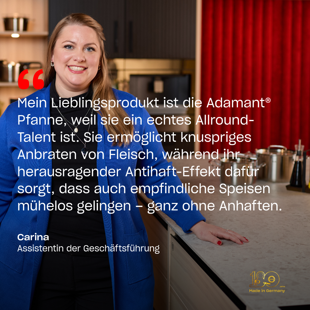 Eine lächelnde Frau in einer modernen Küche steht neben einem deutschen Text, der die Adamant®-Pfanne von Fissler hervorhebt: vielseitig, langlebig, antihaftbeschichtet.