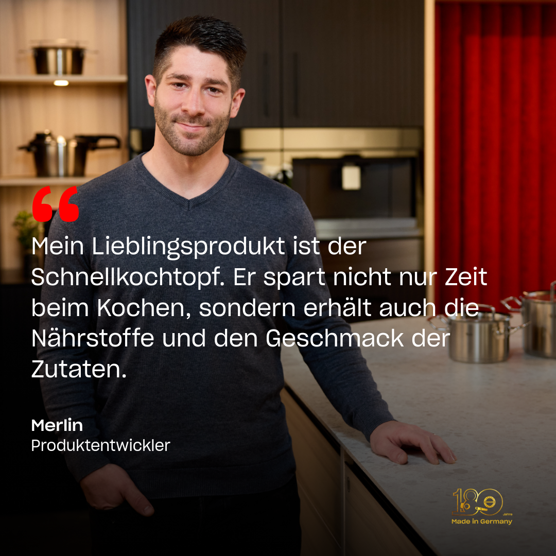 Ein Mann lächelt in einer modernen Küche mit Fissler-Schnellkochtopf; deutscher Text hebt dessen Qualität hervor. Rote Vorhänge, elegante Geräte werden gezeigt.