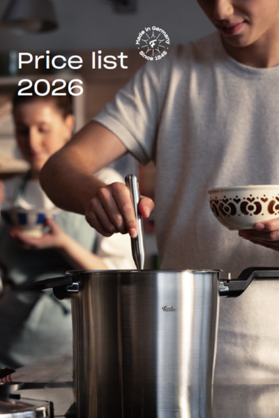 Eine Person kocht mit einem Fissler-Edelstahltopf, eine andere hält eine Schüssel. Darüber erscheinen "Preisliste 2026" und das Emblem "Made in Germany".