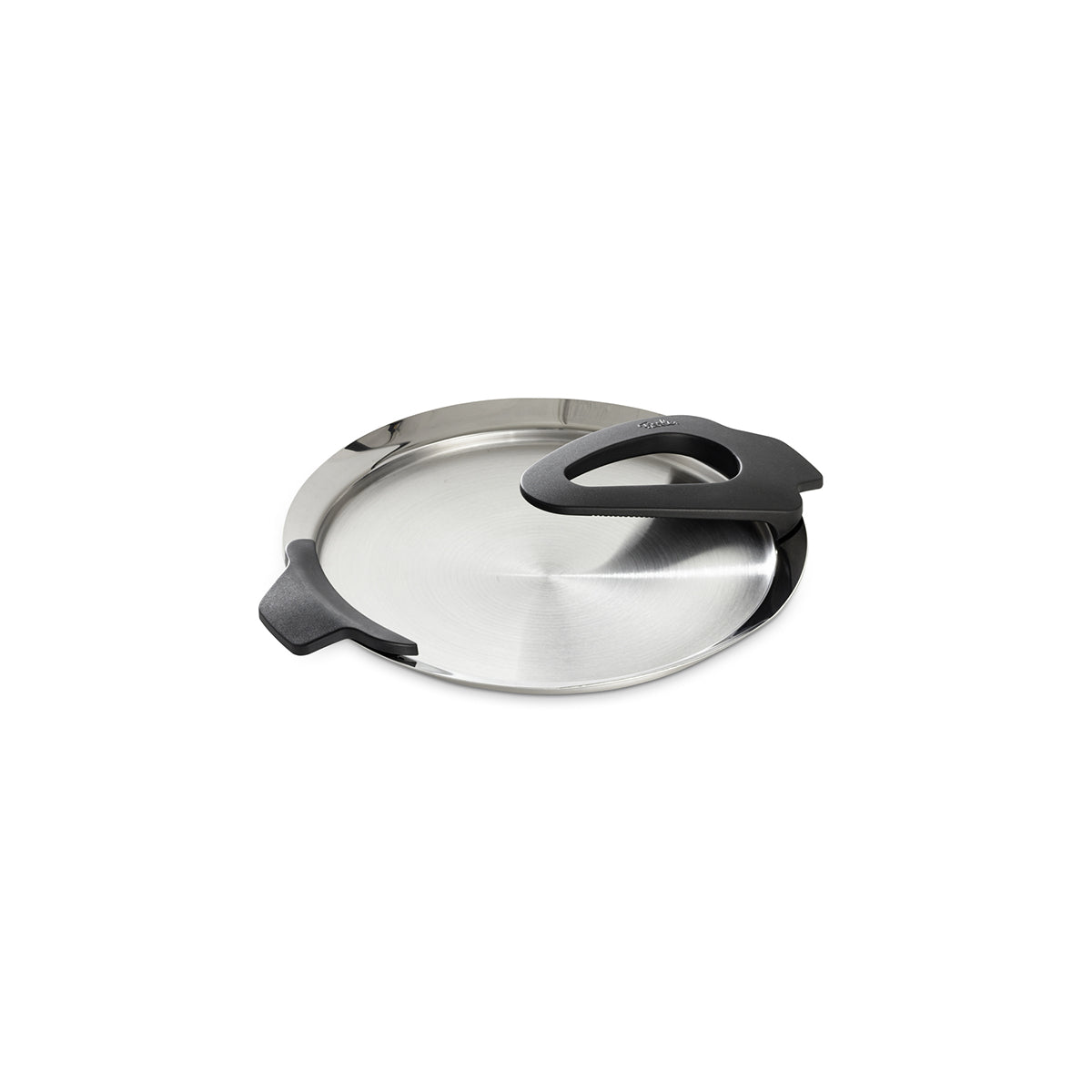 Fissler Intensa®-Edelstahldeckel, 20 cm, mit breitem Rand und stabilen schwarzen Griffen. Qualität aus deutscher Produktion auf weißem Grund.