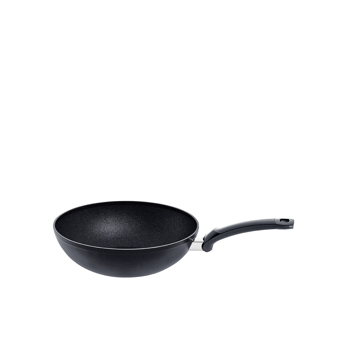 Fissler Adamant® Wokpfanne mit langem, gebogenem Griff, langlebige Antihaftbeschichtung, abgebildet in weiß. Präzision. Qualität made in Germany.