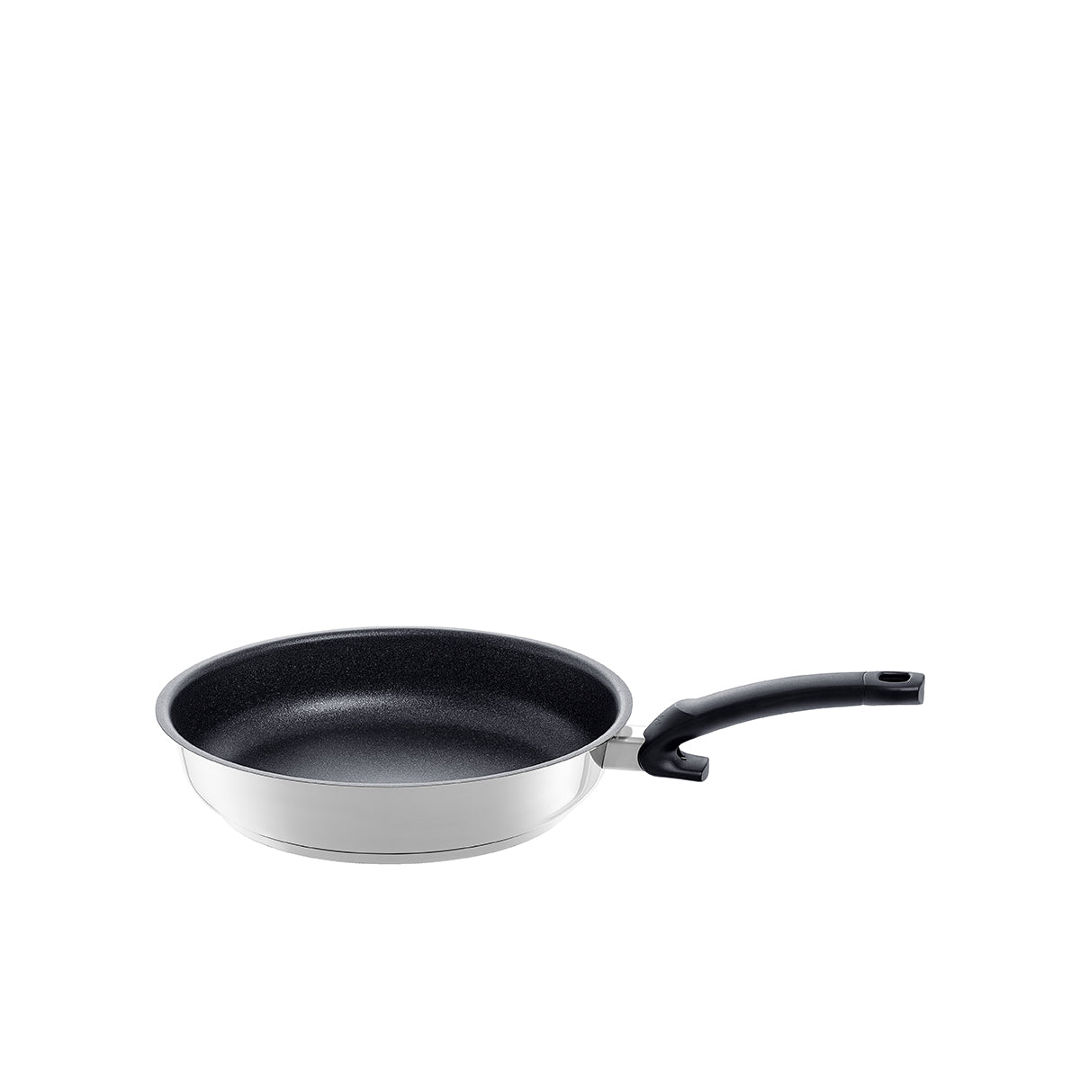 Fissler Adamant® Premium Pfanne aus 18/10 Edelstahl, kratzfest, schwarze Antihaftfläche und Griff - auf weißem Hintergrund.
