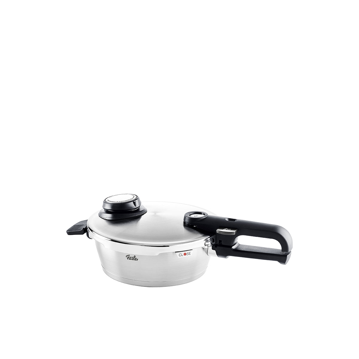 Die Vitavit® Premium-Schnellbratpfanne aus hochwertigem Edelstahl 18/10 von Fissler, mit ergonomischem schwarzem Griff und sicherer Deckelverriegelung, präsentiert sich vor einem schlichten weißen Hintergrund – ein Beispiel für präzise Ingenieurskunst, Langlebigkeit und zeitloses Design „Made in Germany“.