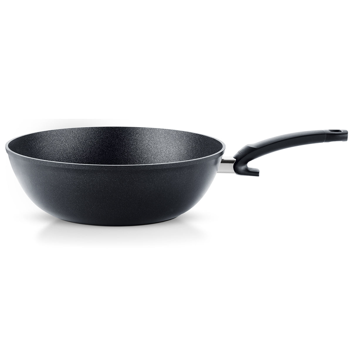 Der Fissler Adamant® Wok, schwarz, tiefe runde Form, langer Stiel, kratzfeste Antihaftbeschichtung - Präzision made in Germany.