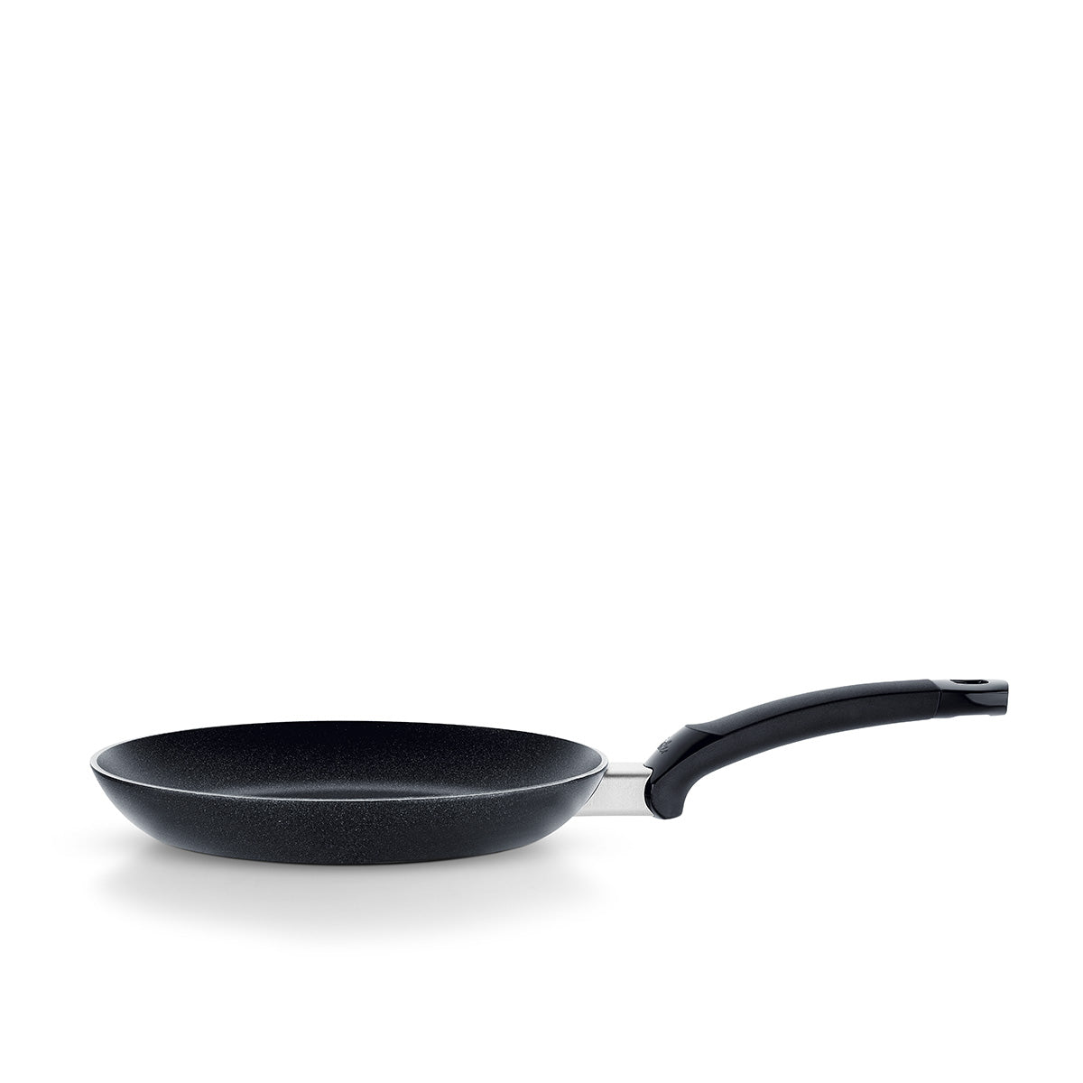 Fissler Levital®+ Flachpfanne, Präzisionsarbeit aus Deutschland, mit schwarzer Antihaftbeschichtung und ergonomischem Griff auf weißem Untergrund.