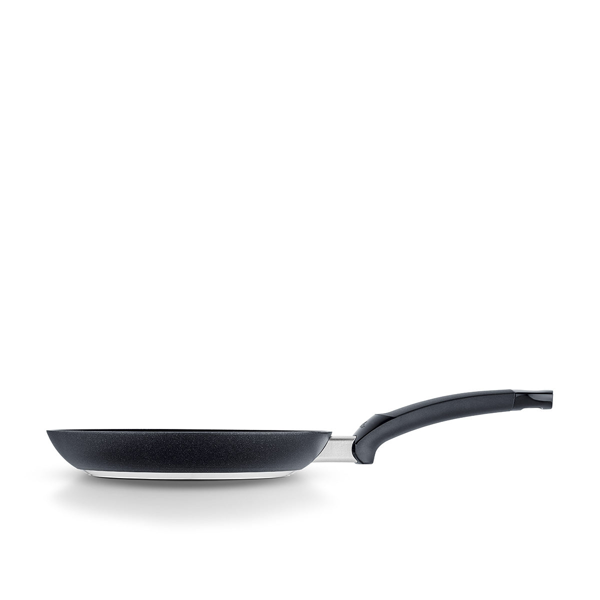 Die Fissler Levital®+ Pfanne mit ergonomisch gebogenem Griff, präzise "Made in Germany", präsentiert auf weißem Hintergrund.