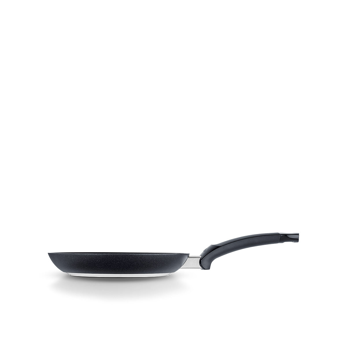 Fissler Levital®+ Flachpfanne, Präzisionsfertigung in Deutschland, mit schwarzer Oberfläche und ergonomischem Griff, Seitenansicht auf weiß.