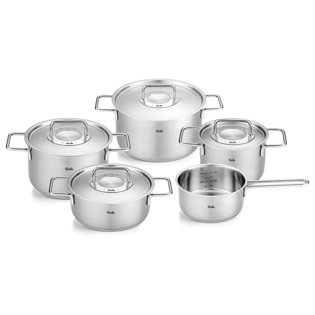 Fissler Pure Collection® 5-teiliges Topfset aus recyceltem Edelstahl mit Metalldeckeln auf weißem Grund; ein Topf hat präzise Messmarkierungen.