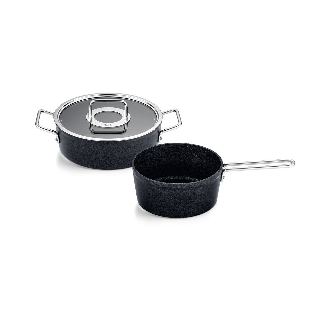 Fissler Adamant® 2-teiliges Antihaft-Topfset mit Glasdeckel, Metallgriffen; Qualität und Innovation aus deutscher Produktion auf weißem Grund.