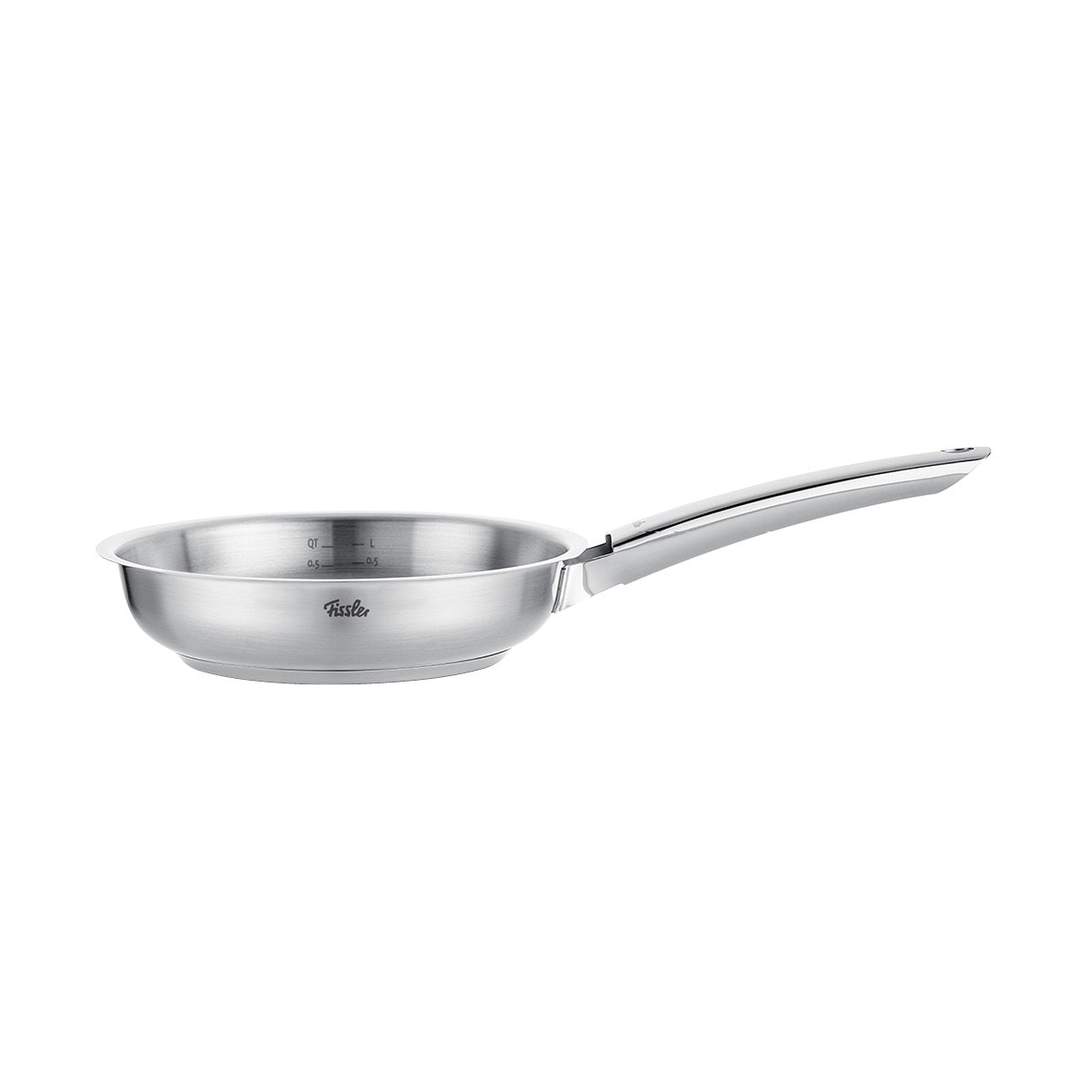 Fissler Pure Collection Pfanne-Premium-Edelstahlpfanne, langer Griff, geschwungener Rand. Präzisionsfertigung in Deutschland. Weißer Hintergrund.