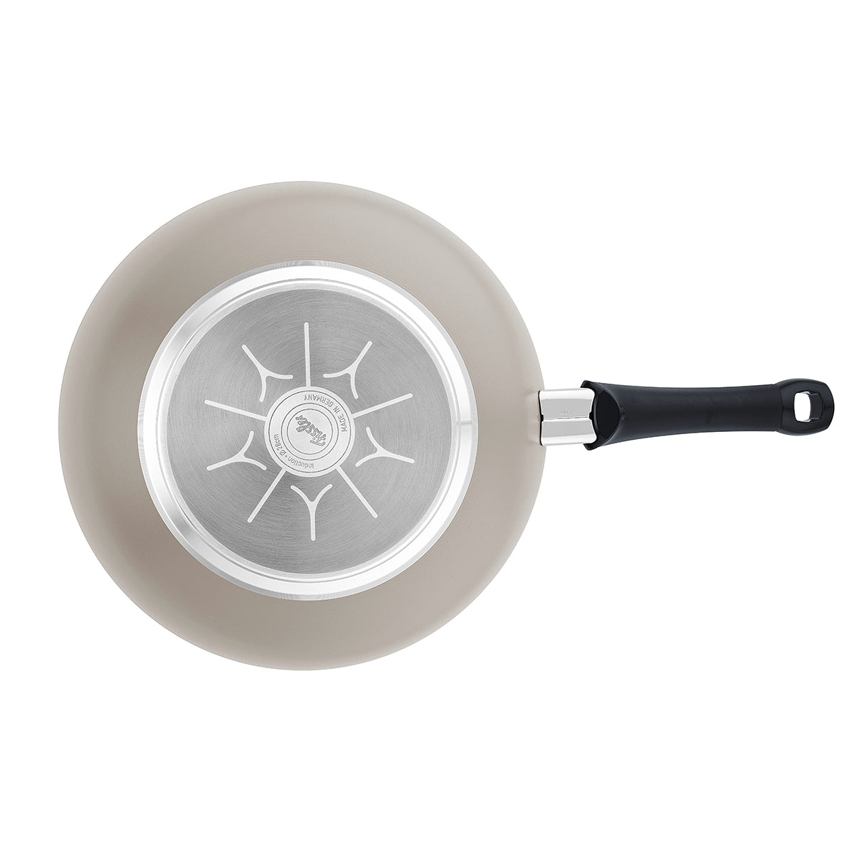 Fissler Ceratal® Wokpfanne, Ansicht von oben: beige Keramikbeschichtung, silberner Sonnenschliffboden, PTFE-frei, schwarzer Griff rechts. Hergestellt in Deutschland.