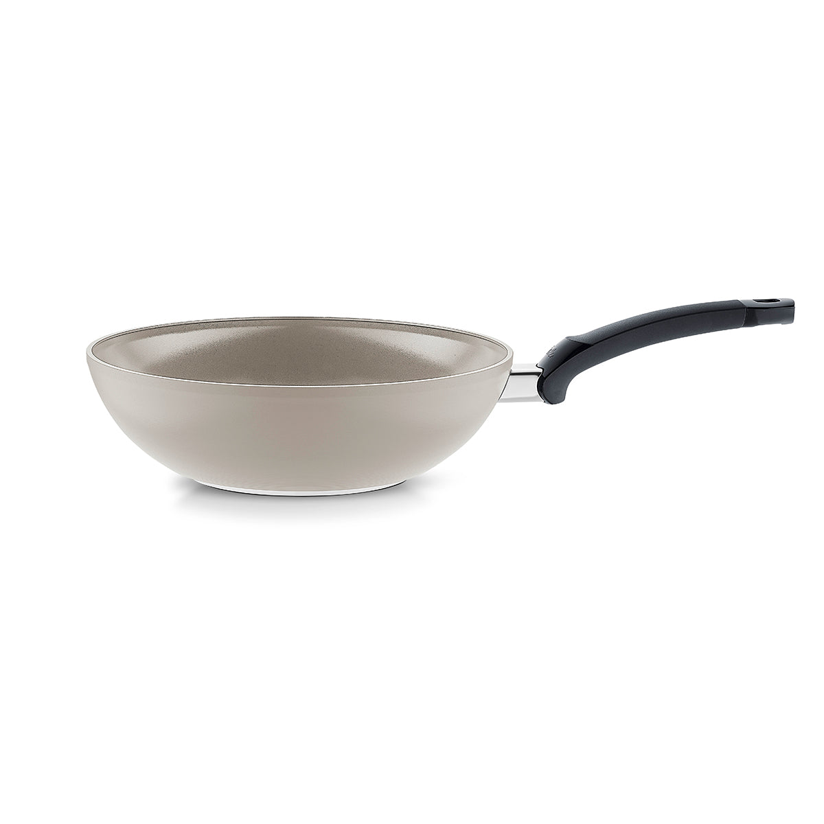 Die Fissler Ceratal® Wokpfanne, PTFE-frei mit Keramikbeschichtung und schlankem Griff, verkörpert deutsche Qualität und Innovation.