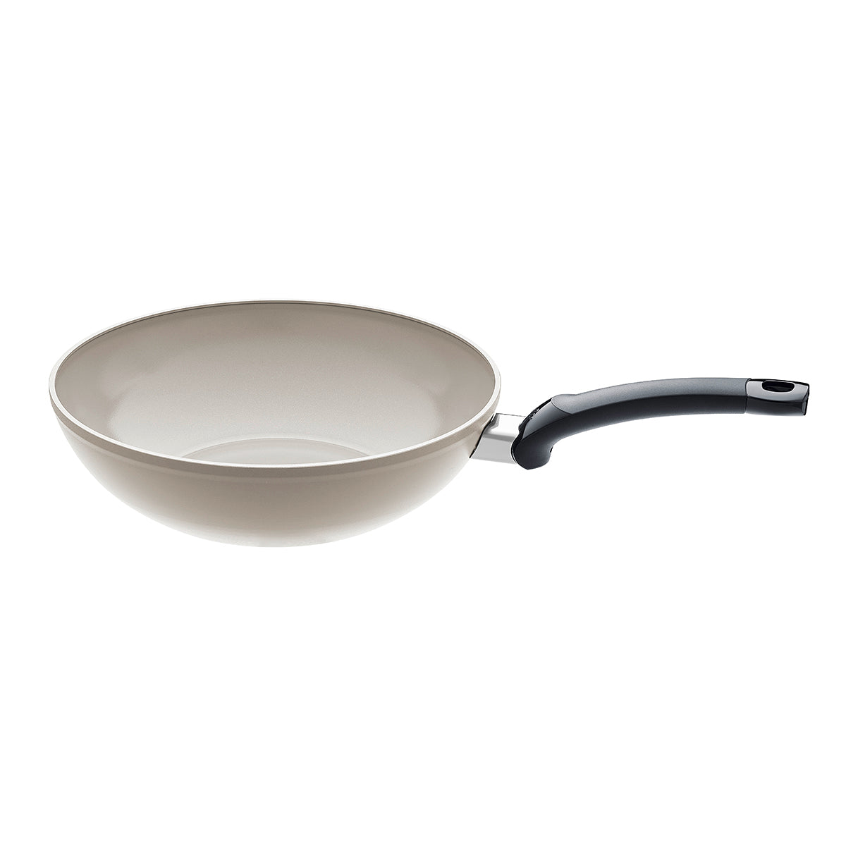 Die Fissler Ceratal® Wokpfanne in beige mit strapazierfähiger Keramikbeschichtung und geschwungenem schwarzen Griff, präzise gefertigt in Deutschland.