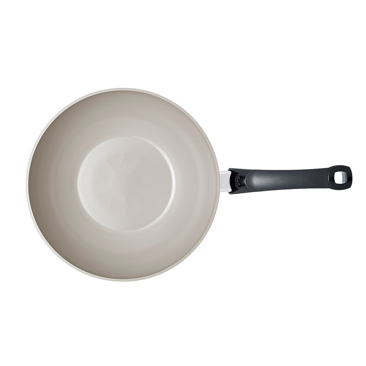 Draufsicht auf die Fissler Ceratal® Wokpfanne, beige keramikbeschichtet, PTFE-frei, schwarzer Griff - zeitlose deutsche Technik auf weiß.