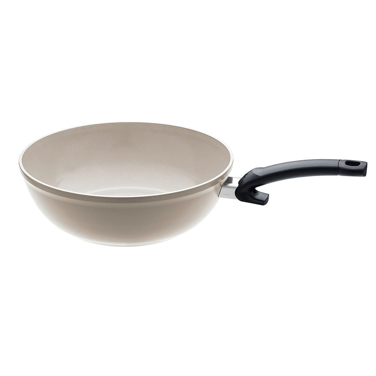 Fissler Ceratal® Wokpfanne: beigefarbene Antihaft-Pfanne mit rundem Boden und schwarzem Griff, PTFE-freie Keramikbeschichtung. Hergestellt in Deutschland.
