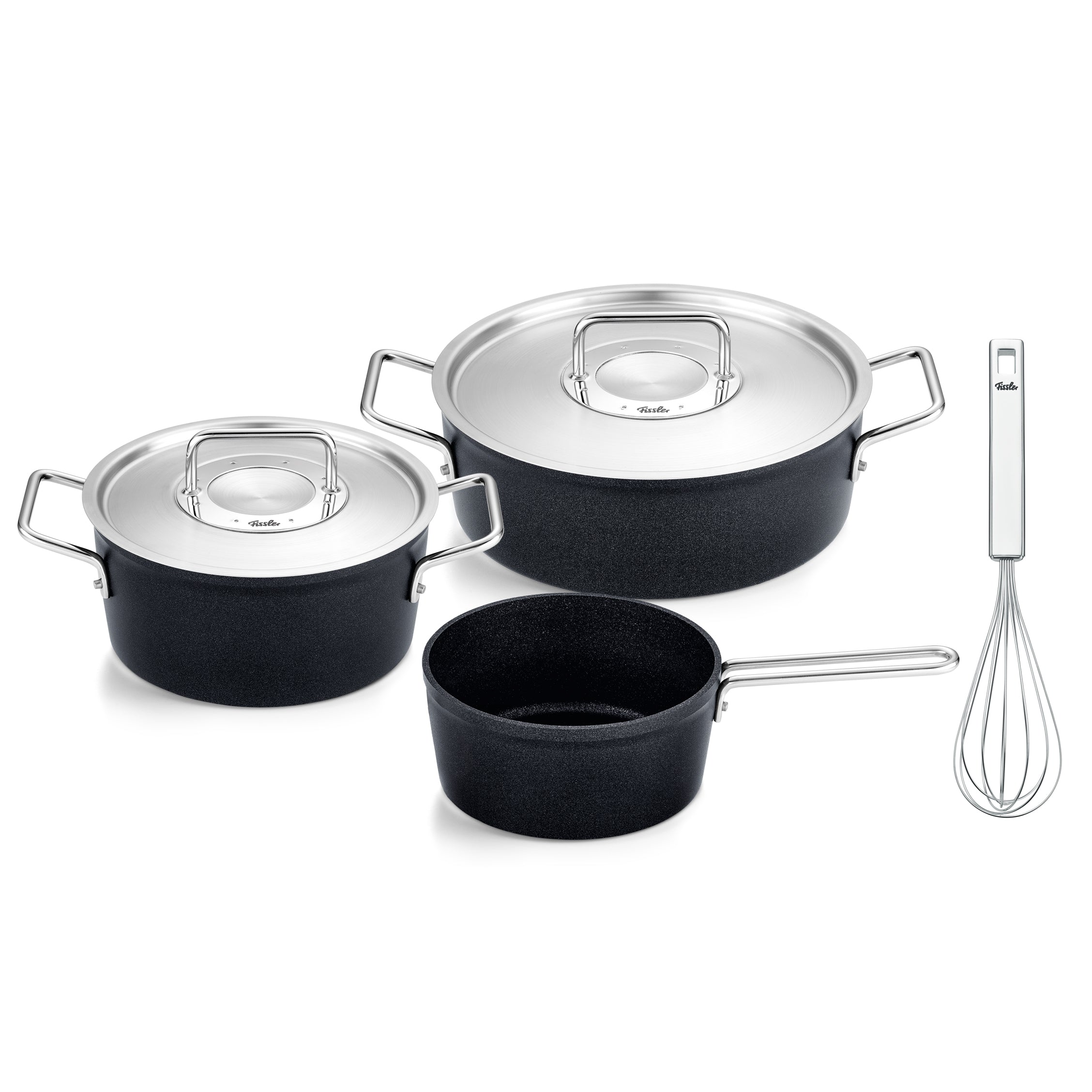 Fissler Adamant® 4-teiliges Set: zwei Töpfe mit Deckel, Stielkasserolle und Schneebesen. Hochwertige, kratzfeste deutsche Handwerkskunst seit 1845.