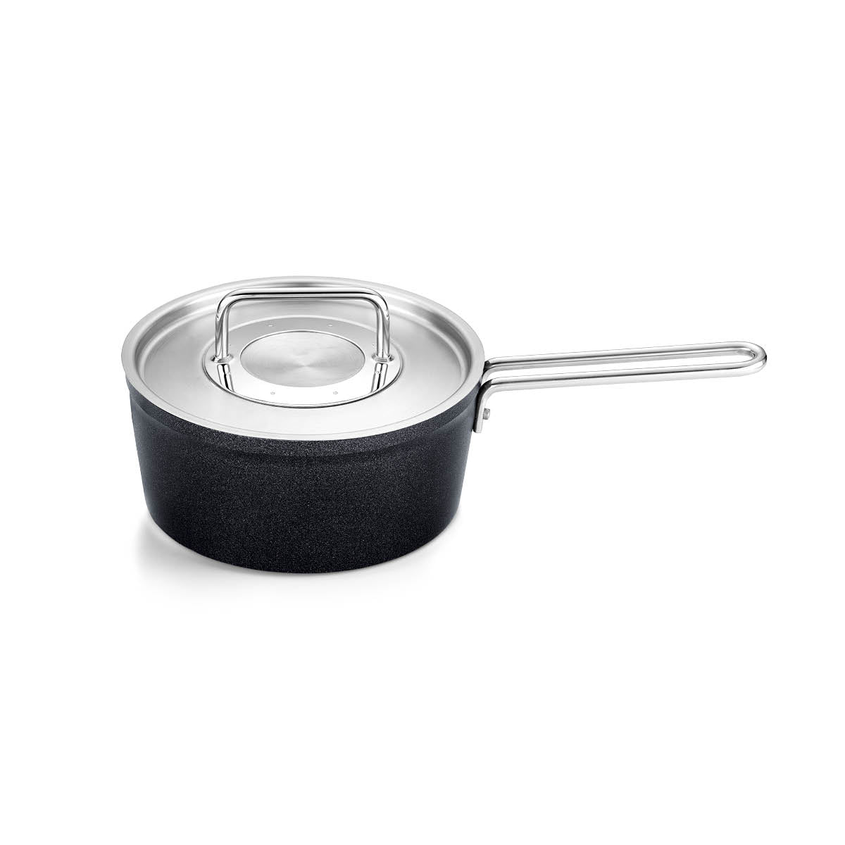 Fissler Adamant® Stielkasserolle 18cm, schwarz, mit Metallgriff/Deckel, deutsches Antihaft-Kochgeschirr auf weißem Grund.