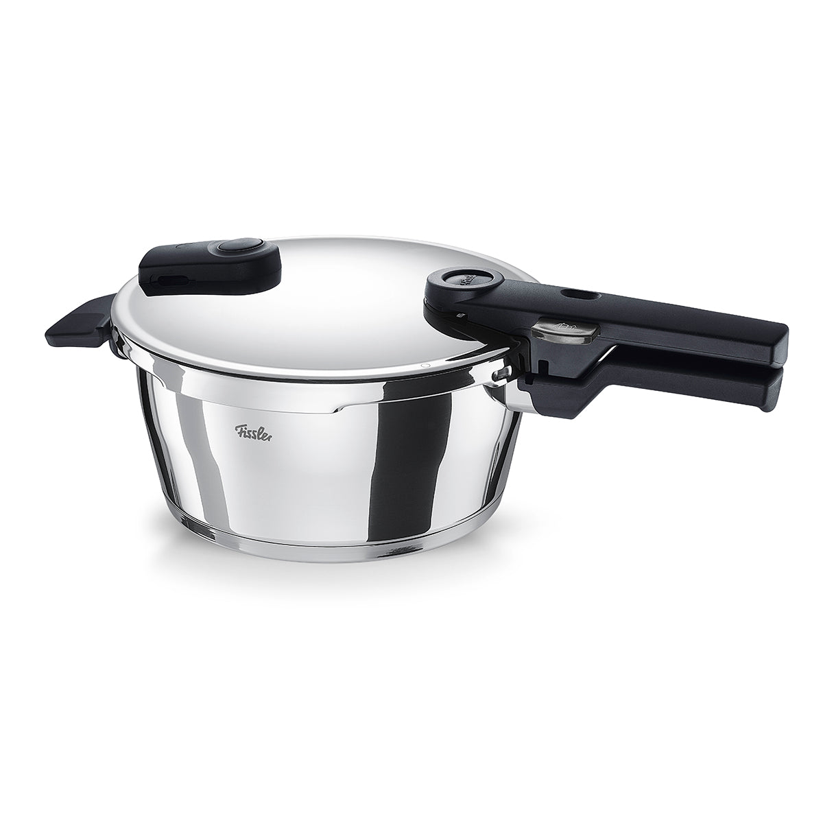 Der Fissler Vitaquick® Schnellkochtopf aus rostfreiem Stahl, mit schwarzen Griffen und sicherem Deckel, auf weiß. Präzise gefertigt in Deutschland.