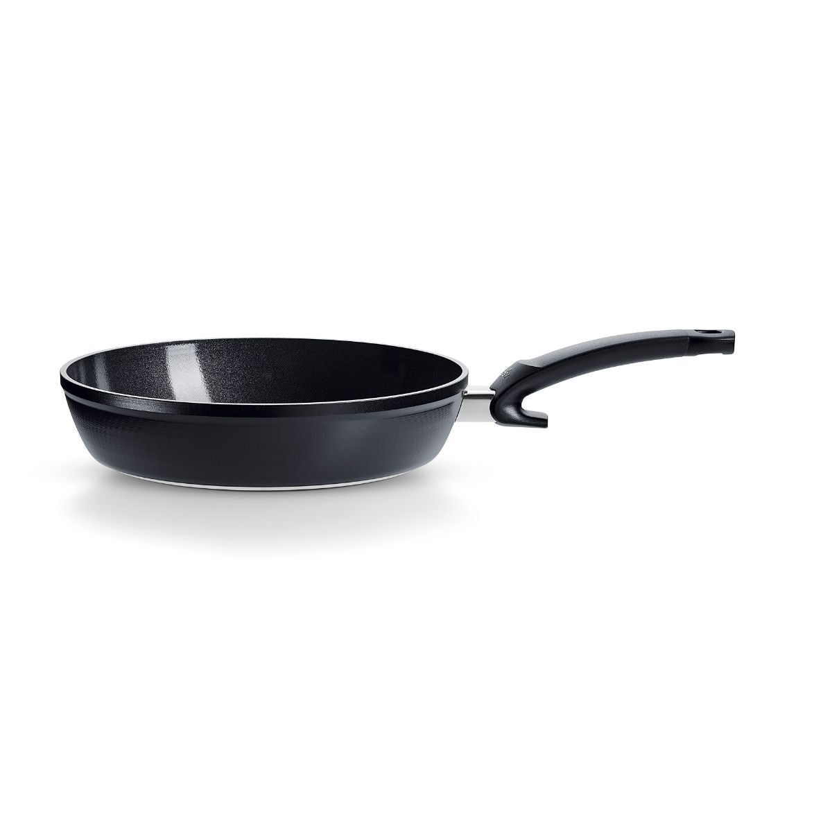 Fissler Ceratal® Comfort Pfanne in Orbit Black mit keramischer, PTFE-freier Beschichtung und ergonomischem Griff, spiegelt deutsche Ingenieurskunst wider.
