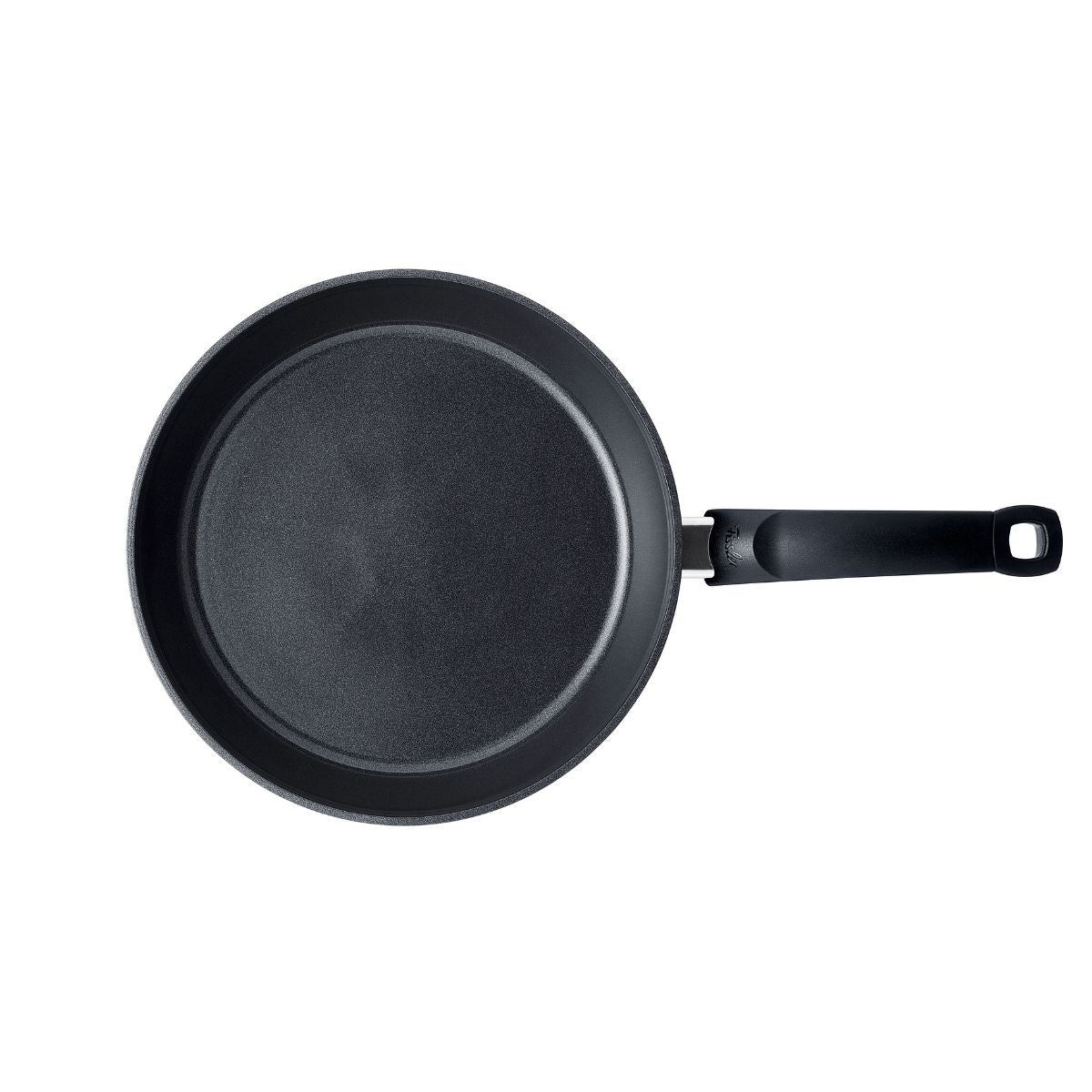 Fissler Ceratal® Comfort Pfanne 28cm in Orbitschwarz mit Glasdeckel, PFAS/PTFE-frei, von oben auf weißem Hintergrund fotografiert.