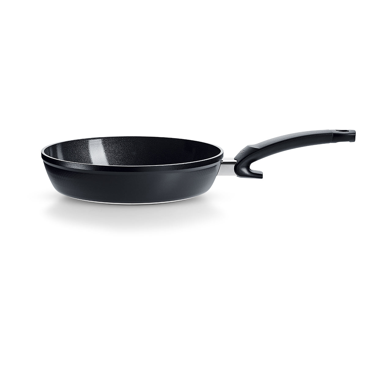 Fissler Ceratal® Comfort Pfanne in Orbitschwarz mit schwarzer Keramikbeschichtung, ergonomischem Griff, PTFE-frei-Präzision "Made in Germany".