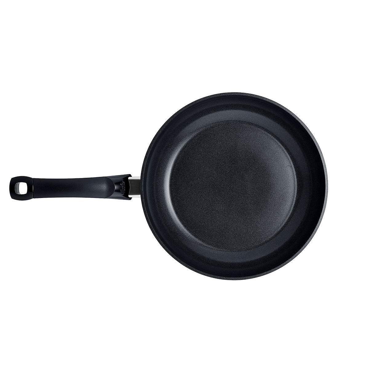 Fissler Ceratal® Classic Pfanne Orbitschwarz, Keramikbeschichtung, langer Griff, Draufsicht auf Weiß. PFAS/PTFE-frei, Hergestellt in Deutschland.