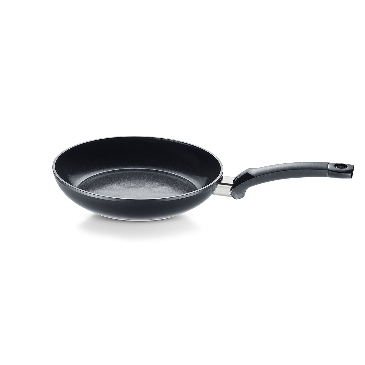 Fissler Ceratal® Classic Bratpfanne, Orbitschwarz, mit Keramikbeschichtung und geschwungenem Stiel, hier schräg auf weiß, PFAS/PTFE-frei.