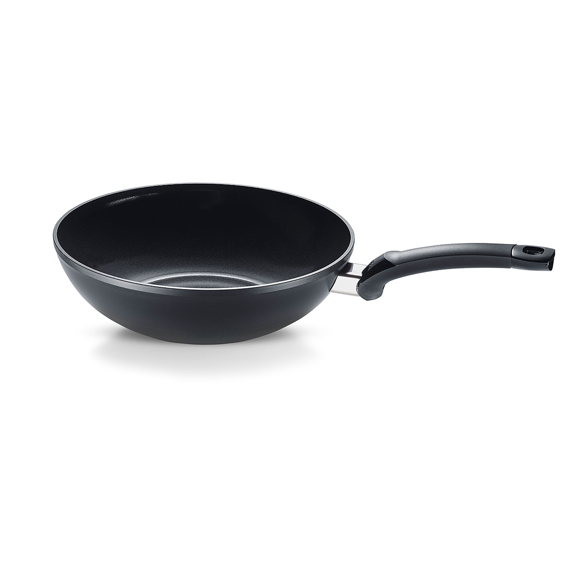 Fissler Ceratal® Wok Orbitschwarz: tiefes, geschwungenes Design mit ergonomischem Griff, moderne deutsche Qualität auf weißem Grund.